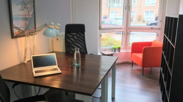 Jak wyposażyć ergonomiczne stanowisko pracy w biurze?