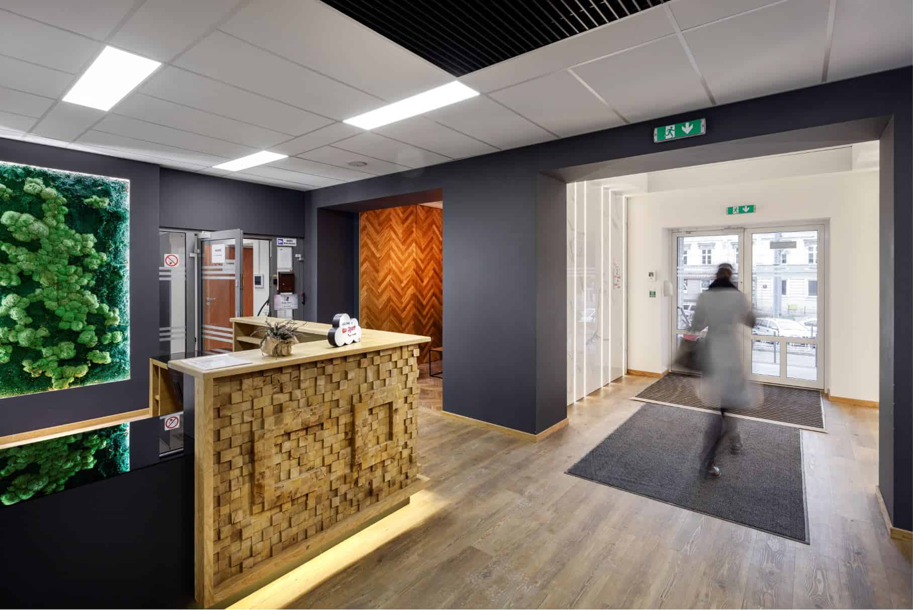 Wyjscie-z-budyunku-CoSpot-Zachodnia-office